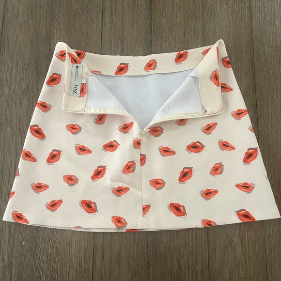 Zara High Waist ZW Collection White and Red Lip Print Mini Skirt. Sz Extra Small - Picture 2 of 5